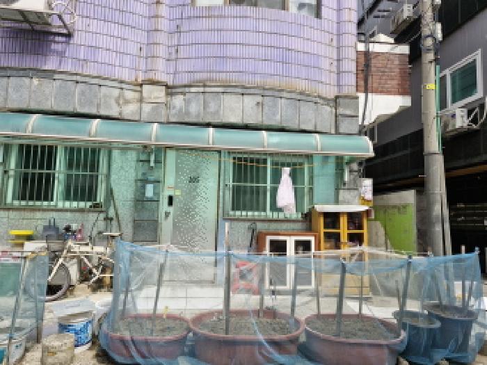 건물 오른쪽편