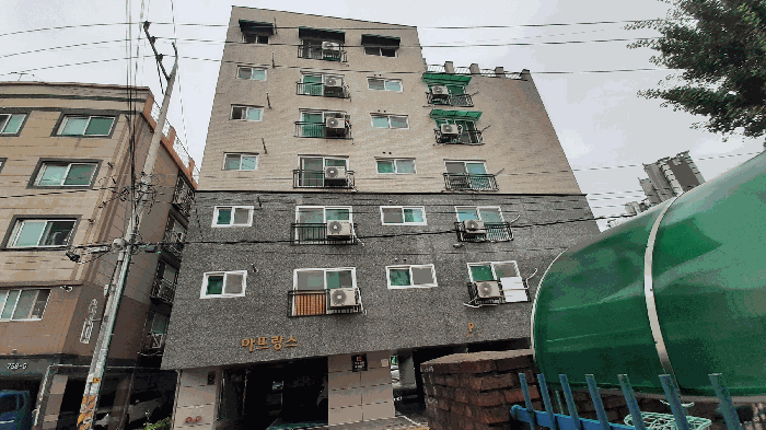 <본건 건물, 남측 촬영>>