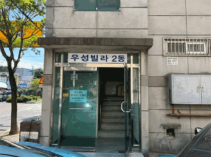 본 건물 출입구 전경