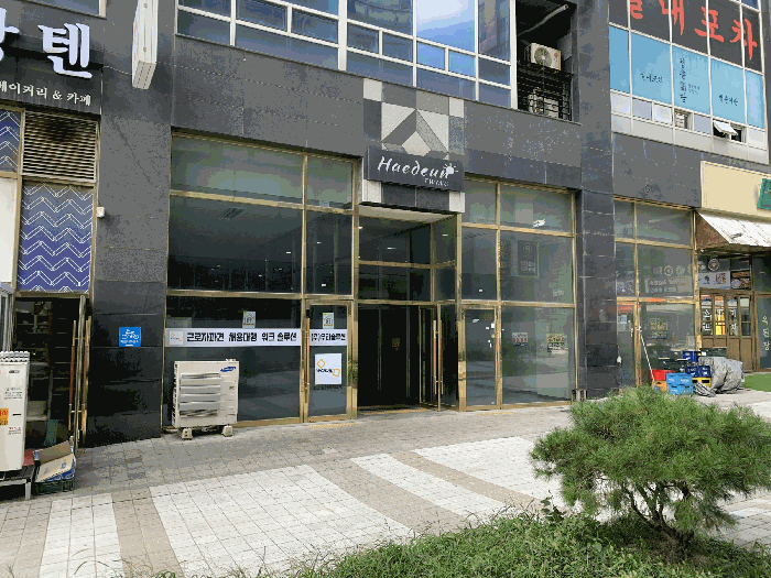 건물 출입구
