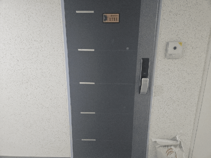 본건 출입문