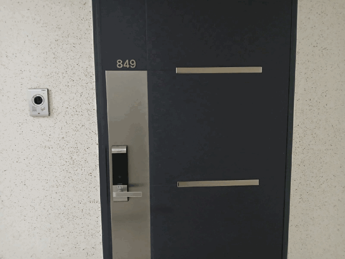 본건 8층 849호 현관문