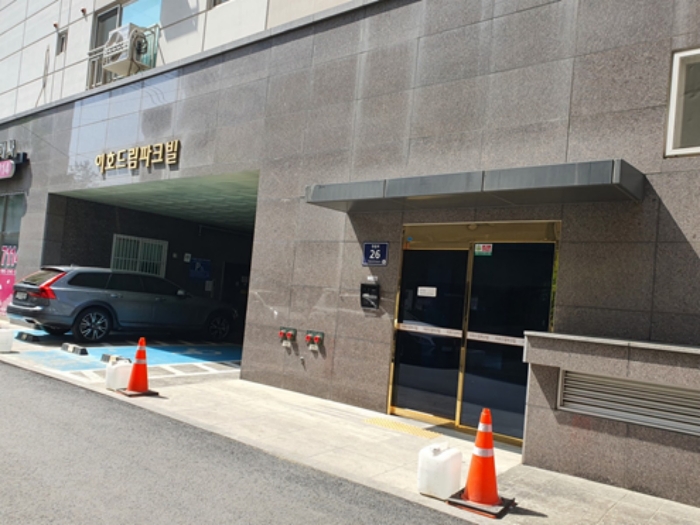 < 본건 공동출입구 >