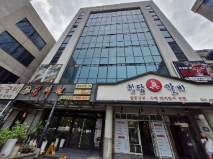 건물 전경 (우측에 출입구)