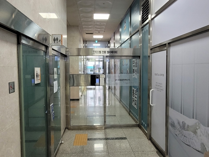 < 본건 오피스텔 전용 출입문 >