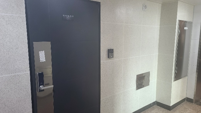 본건출입문