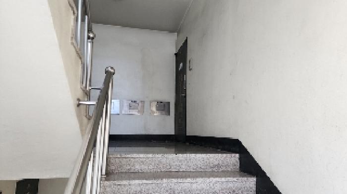 세대 앞 복도 계단
