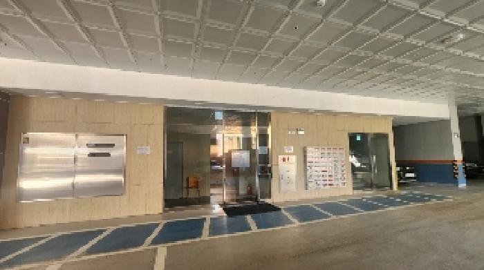 공동 출입구 및 주차장