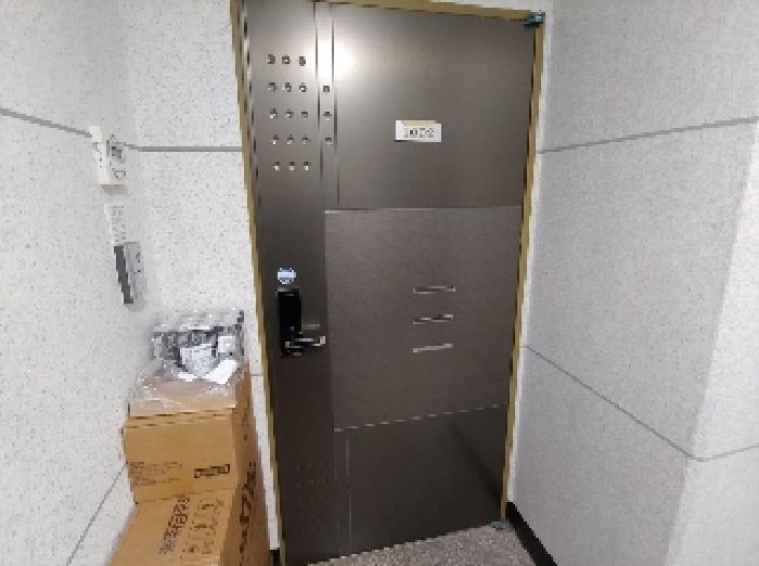 부동산 현관문