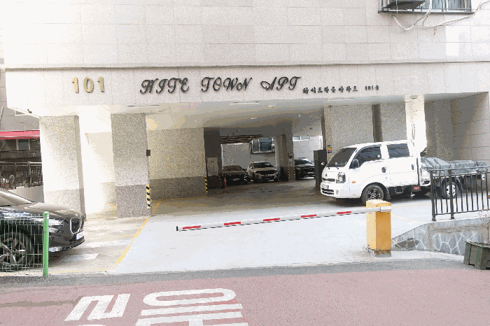 1층 주차장 입구