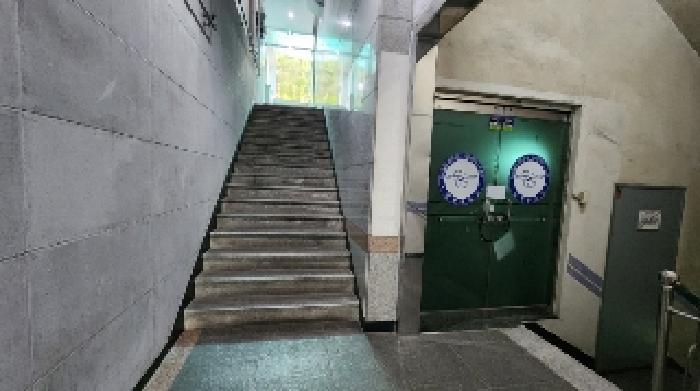 후면 공동 출입구 계단