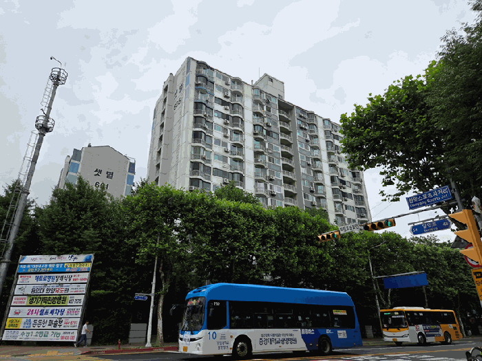 < 본 건 아파트 단지 >