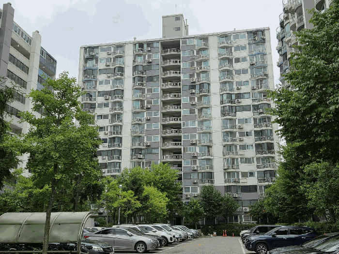 < 본 건 아파트 605동 전경 >