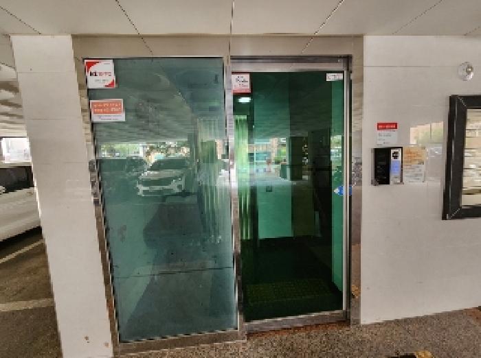 공동 현관 입구