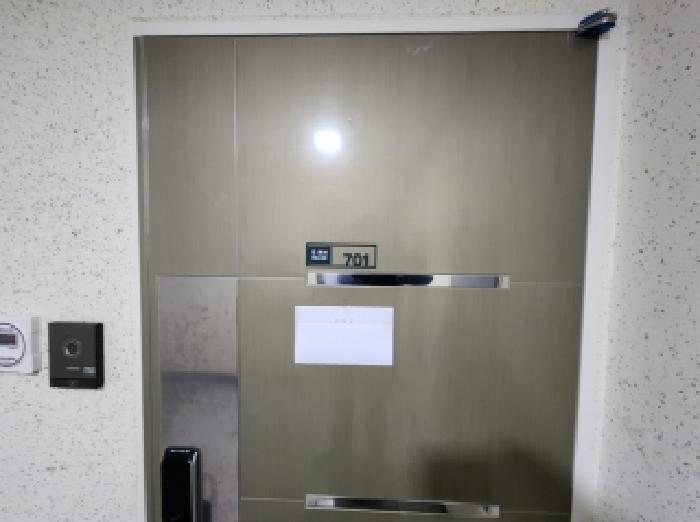 현관문(안내문 부착)