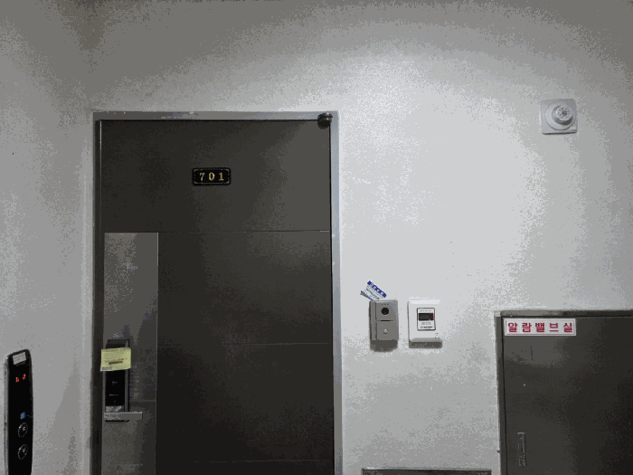 701호 현관문