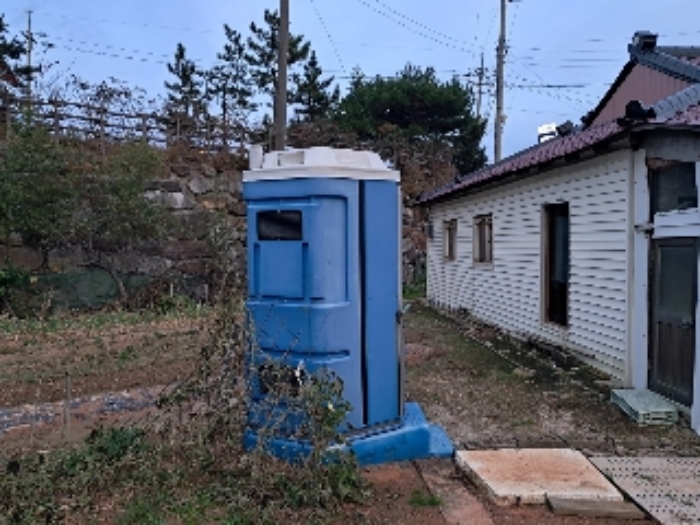 본건 기호1번 지상에 소재하는 이동가능한 화장실