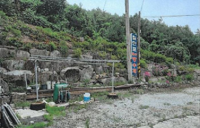 본 건(기호2번 일부 전경(석축 및 입간판 및 전봇대))