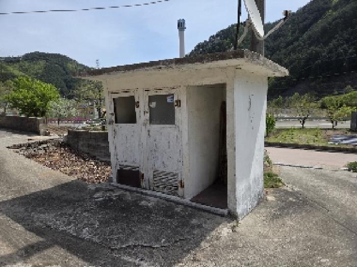 본건 기호2번 지상에 소재하는 타인 소유 화장실