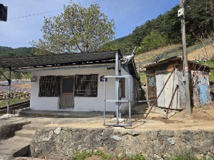 본건 기호1번 지상에 소재하는 타인 소유 점포 및 창고