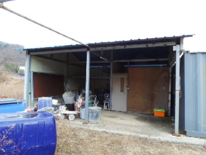 기호 1번 지상에 소재하는 것으로 보이는 제시외 조립식판넬조 판넬지붕 창고