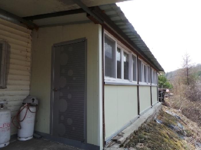 기호 2번과 일체형으로 사용중인 제시외 조립식판넬조 판넬지붕 다용도실