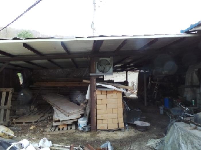 기호 2번과 일체형으로 사용중인 제시외 철기둥 판넬지붕 창고
