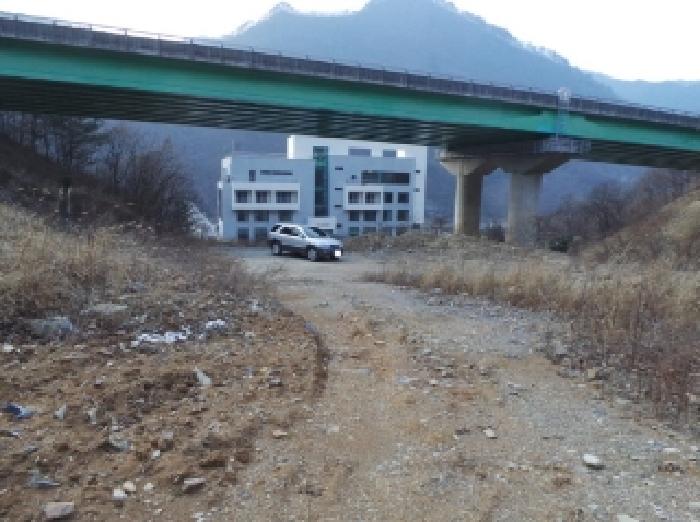 본건 근거리에서 촬영한 것임