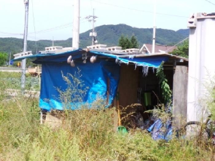 기호 2번 지상에 소재하는 것으로 보이는 제시외 목조 창고