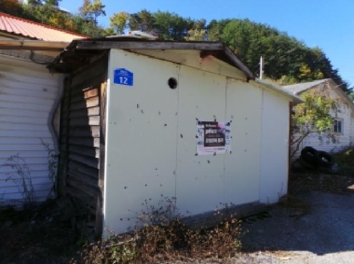 기호 1번과 일체형으로 사용중인 제시외 조립식판넬조 판넬지붕 현관시설