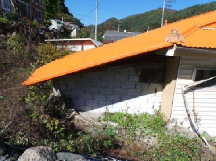 기호 1번과 일체형으로 사용중인 제시외 블럭조 함석지붕 창고