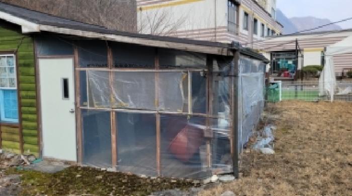 기호 10번과 일체형으로 사용중인 제시외 목조 아스팔트슁글지붕 다용도실