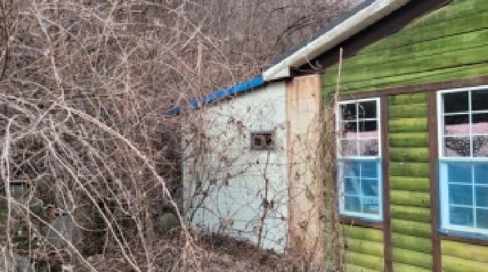 기호 10번과 일체형으로 사용중인 제시외 조립식판넬조 판넬지붕 창고