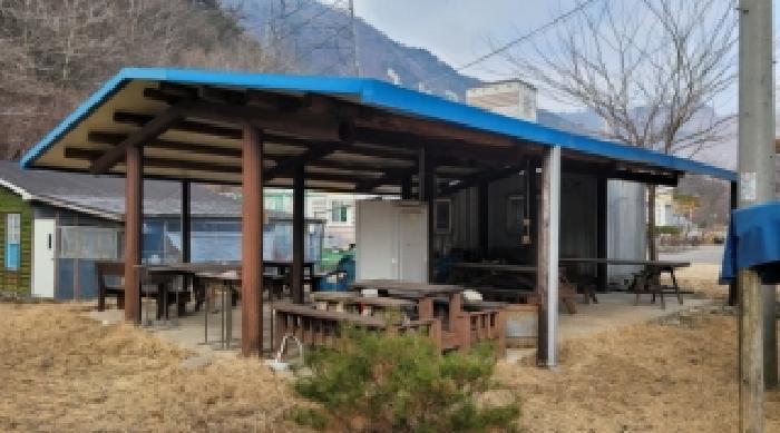 기호 2번 지상에 소재하는 것으로 보이는 제시외 철기둥 판넬지붕 휴게실