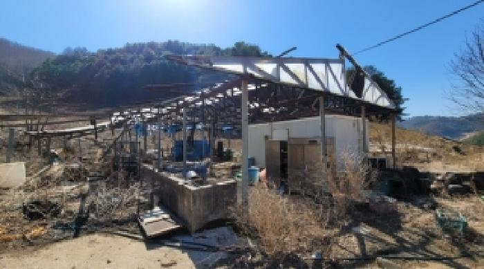 기호 4번 지상에 소재하는 것으로 보이는 제시외 철골조 창고