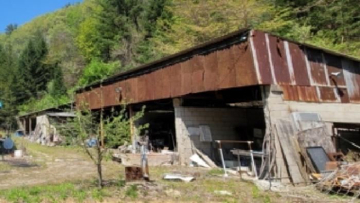 기호 1번 지상에 소재하는 것으로 보이는 제시외 블럭조 스레트지붕 창고