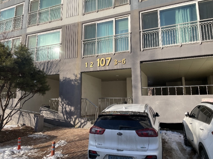 본건 주 출입구