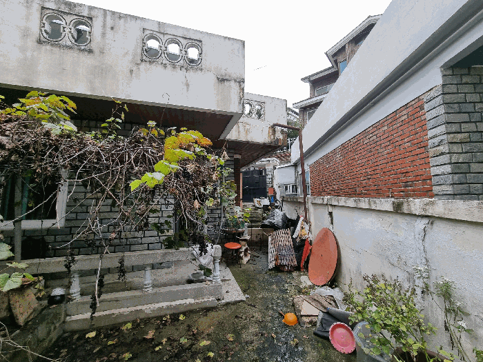본건 앞마당 쪽 전경