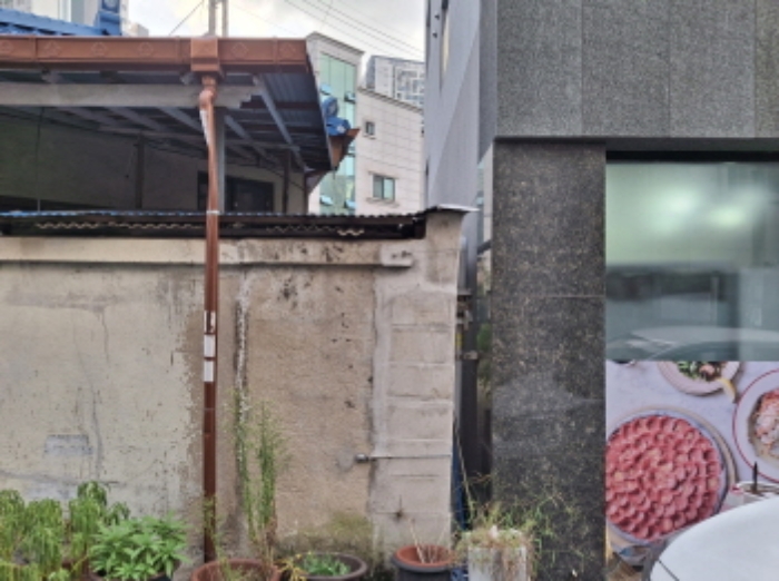 건물 좌측 모습