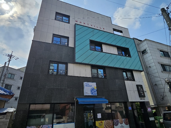본건 동측 앞에서 촬영