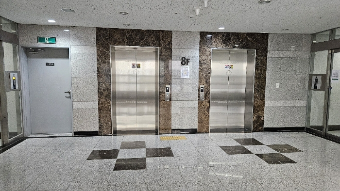8층 홀