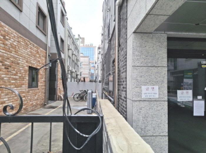 건물 좌측 모습