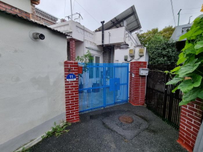 이건 부동산 하늘색 대문