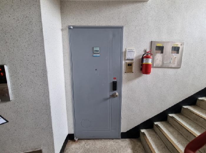 이건 부동산 현관문