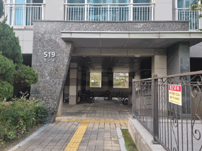 본건 출입구