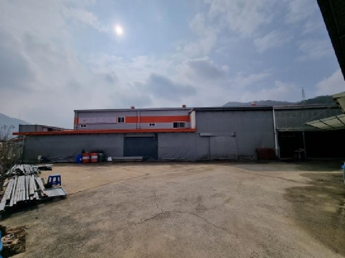 공장 건물 전경
