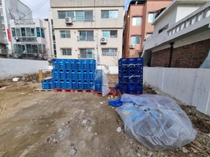 지상 적치물(생수통 및 박스)