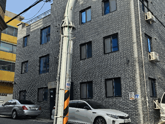 본건 남서측 앞에서 촬영