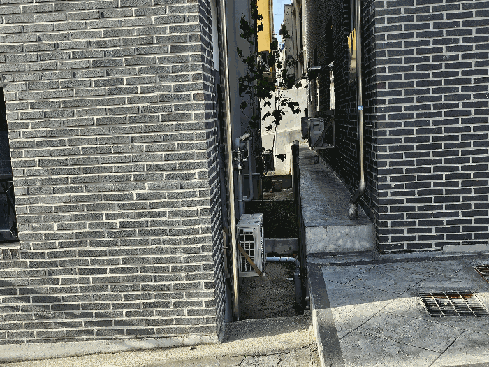 본건 동측 경계 주위환경