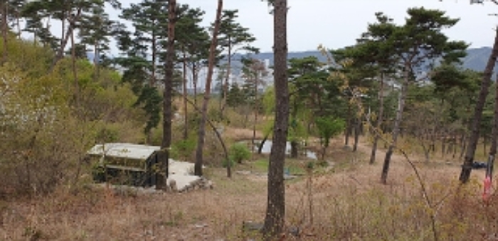 6번(동대동 1-13) 지상에 제단, 약수터, 연못(반대편에서 촬영)